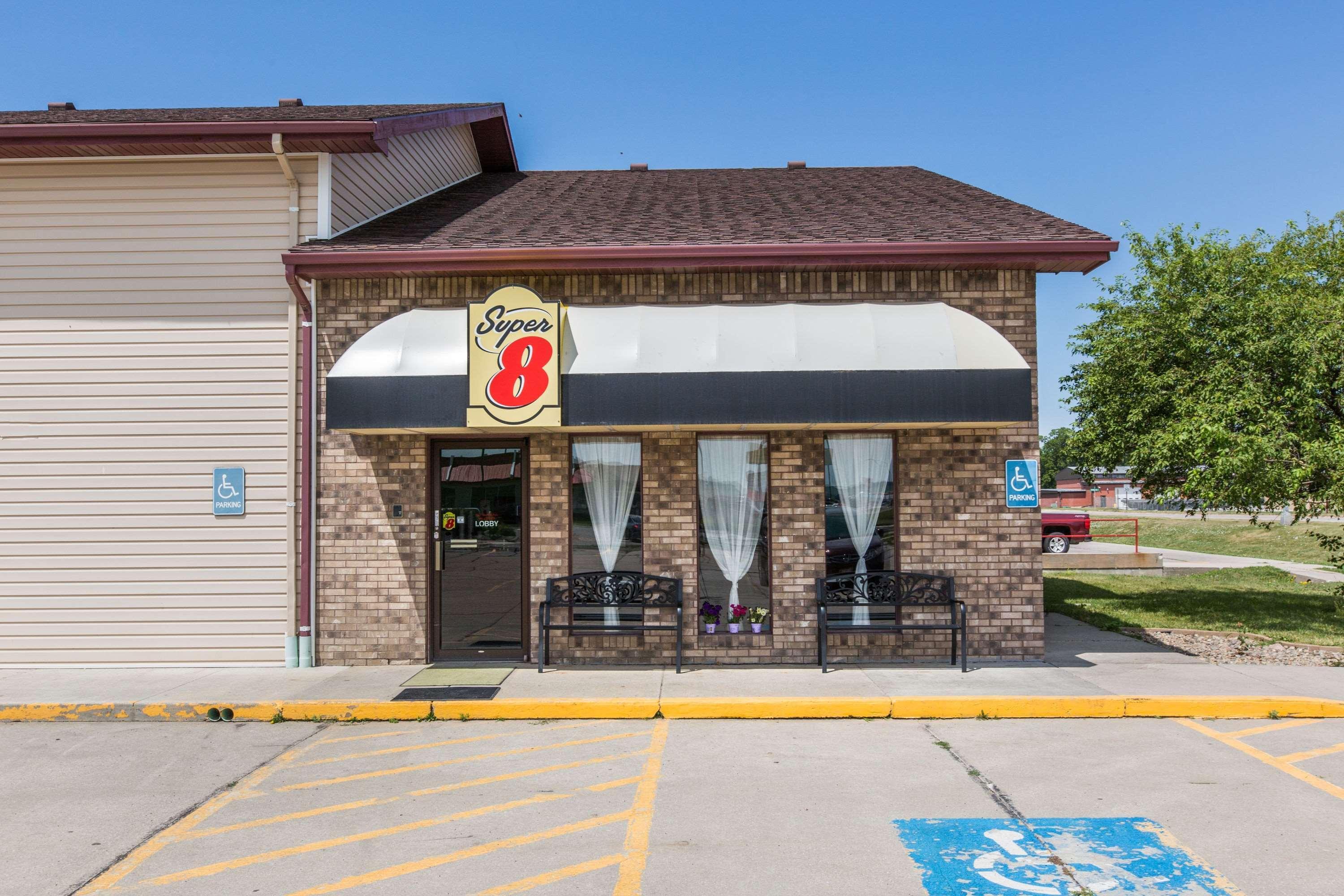 Super 8 By Wyndham Wayne Hotel Exterior photo