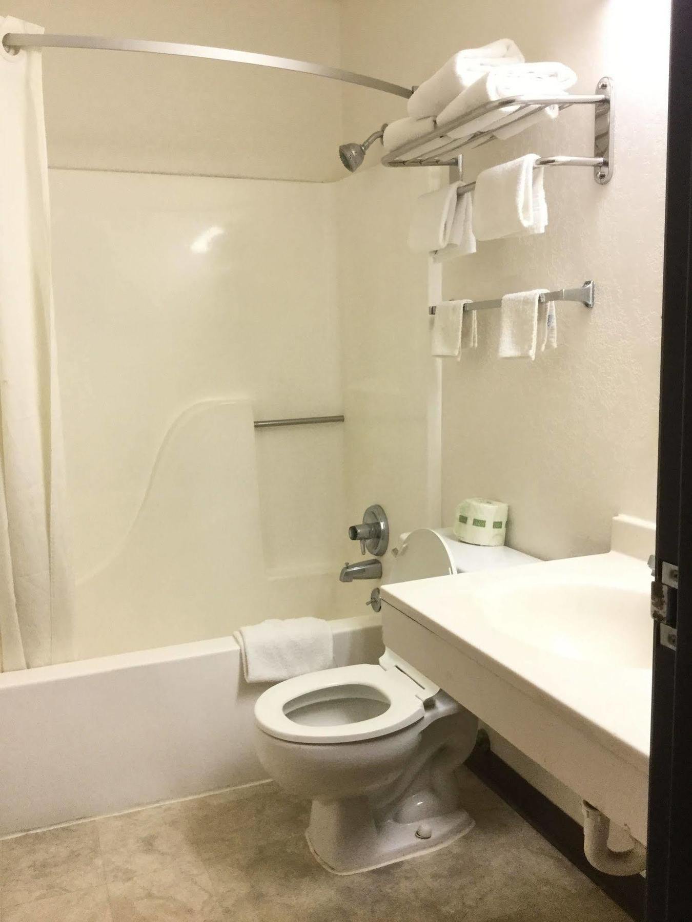 Super 8 By Wyndham Wayne Hotel Room photo