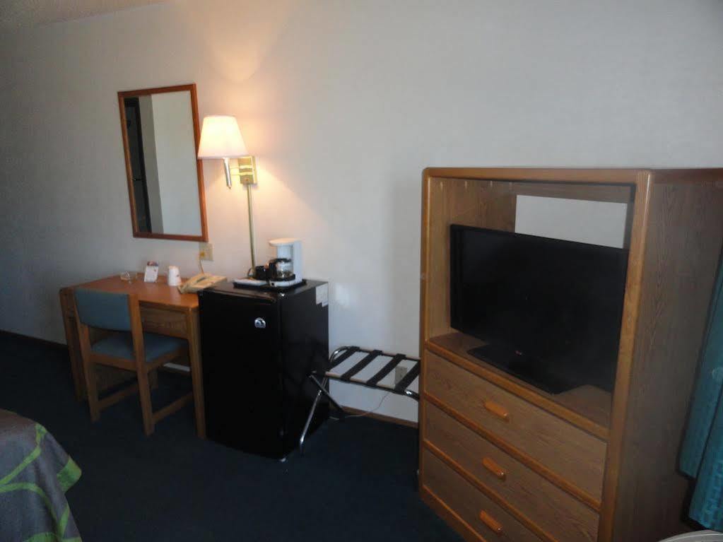 Super 8 By Wyndham Wayne Hotel Exterior photo
