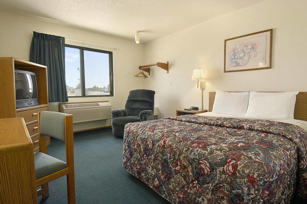 Super 8 By Wyndham Wayne Hotel Exterior photo